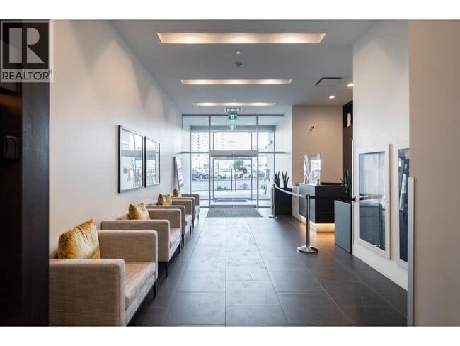 Photo du bâtiment - 7468 Lansdowne Rd