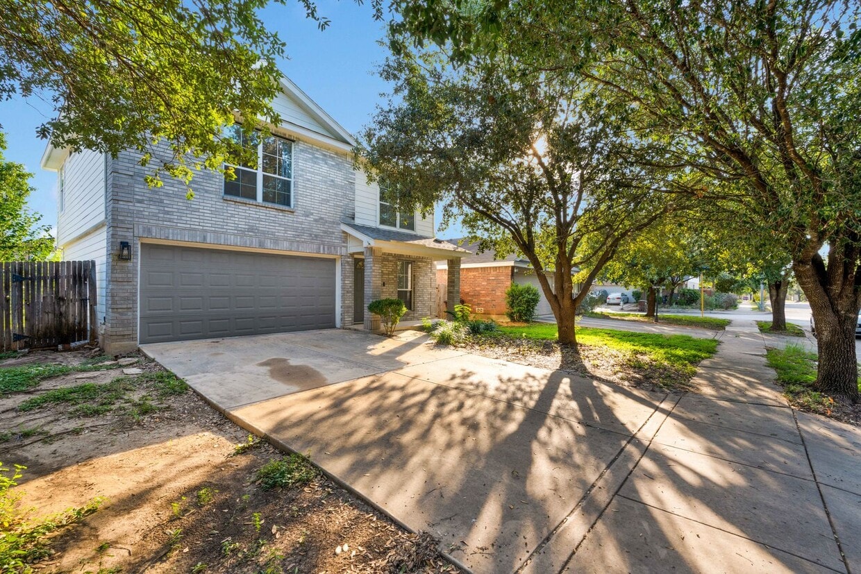 Primary Photo - Charming 3 Bed 2.5 Bath Home in Wildhorse ...