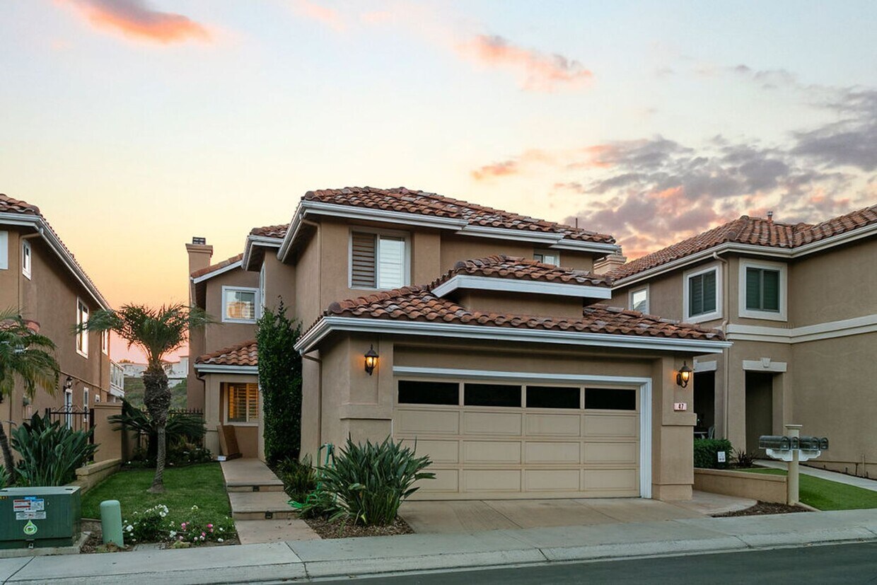 Primary Photo - This Beautiful Fully Furnished Monarch Bea...