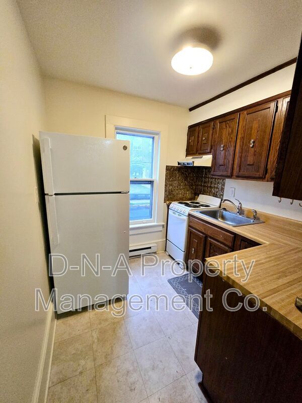 Building Photo - 557 Thomas St