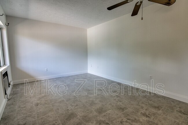 Building Photo - 10632 Woods Cir