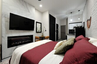 Building Photo - 309 W 43rd St