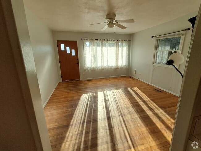 Building Photo - 1100 Hedgewood Dr