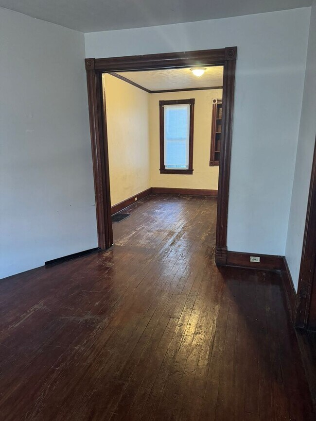 Foto del edificio - 4 bedroom, 1 bath, half double