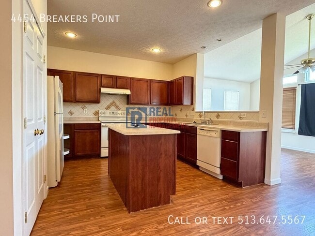 Foto del edificio - 4454 Breakers Point