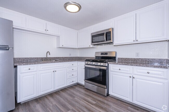 2BR, 1.5BA - 1,025SF - Kitchen - Dover Park Apartments