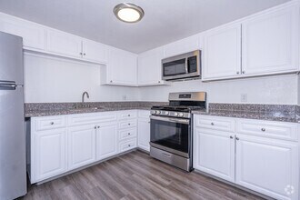 2BR, 1.5BA - 1,025SF - Kitchen - Dover Park Apartments