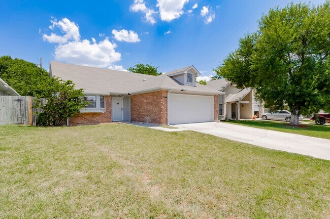 Building Photo - 2015 Newton Dr