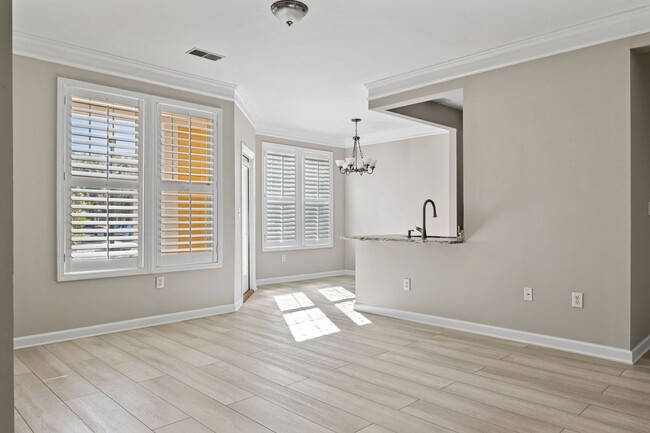 Building Photo - Southampton Condo in Mount Pleasant!