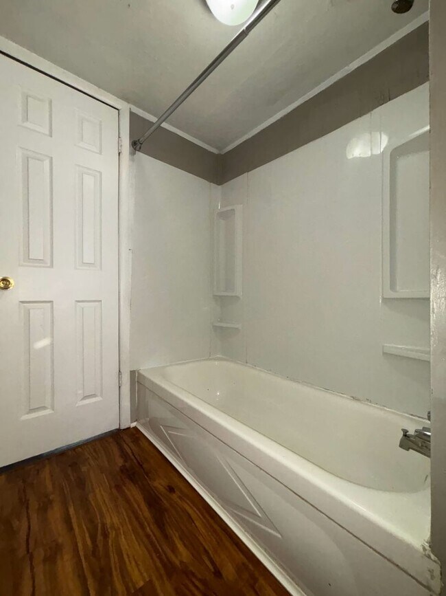 Foto del edificio - Affordable Elegance: 2-Bed, 1-Bath with Outdoor Oasis