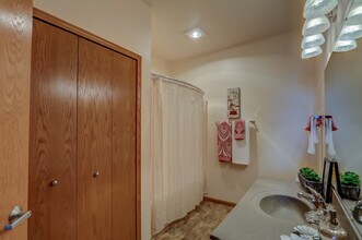 1 BD Grant Bathroom - Iron Gate