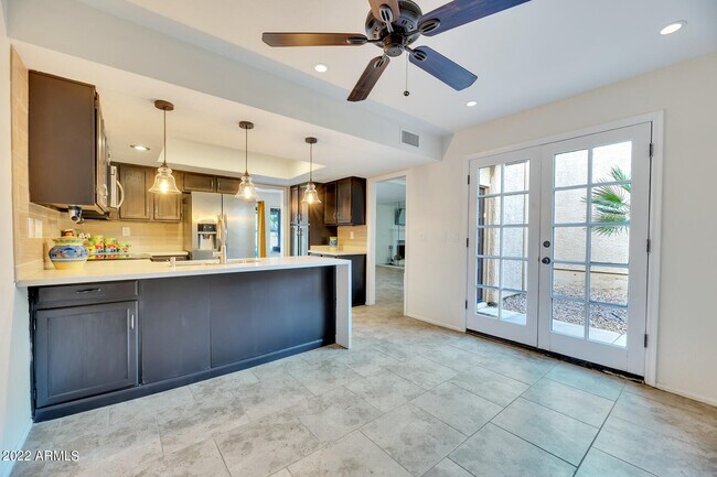 Building Photo - 325 E Bluebell Ln