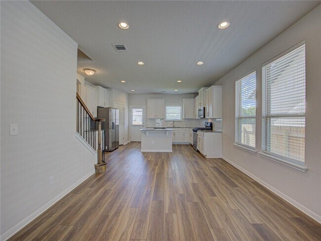 Building Photo - 256 Hauser Dr