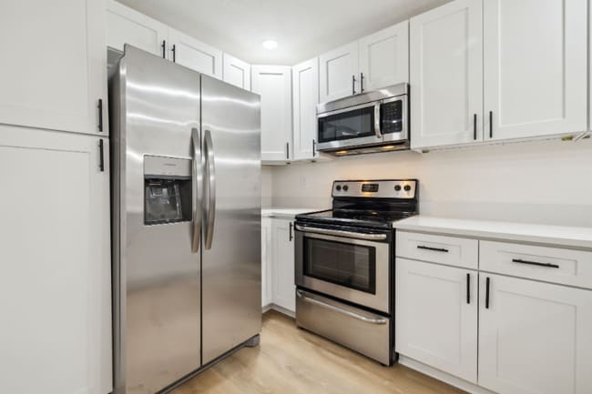 Building Photo - 2636 Sunnyside Dr