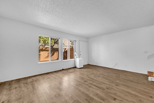 Building Photo - Townhouse Ready for Occupancy