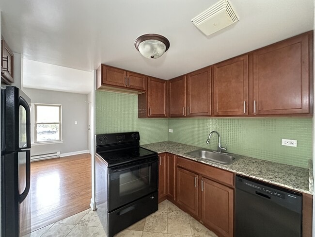 Foto del edificio - 7632 N Milwaukee Ave