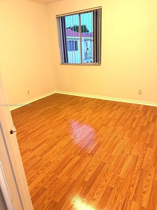 Foto del edificio - 830 NE 212th Terrace
