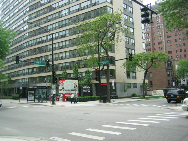 Building Photo - 2930 N Sheridan Rd