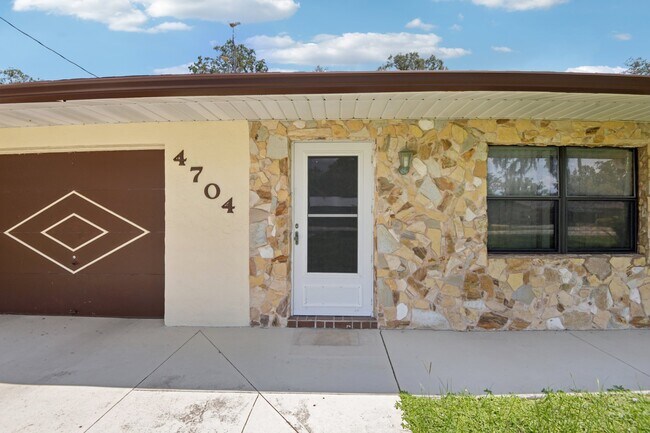 Building Photo - 4704 Queen Palm Dr