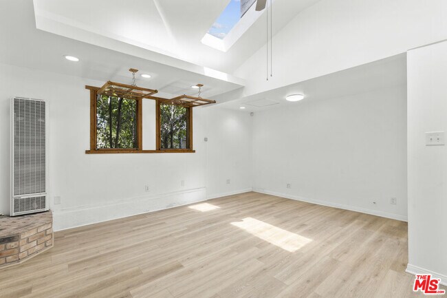 Foto del edificio - 11110 Charnock Rd