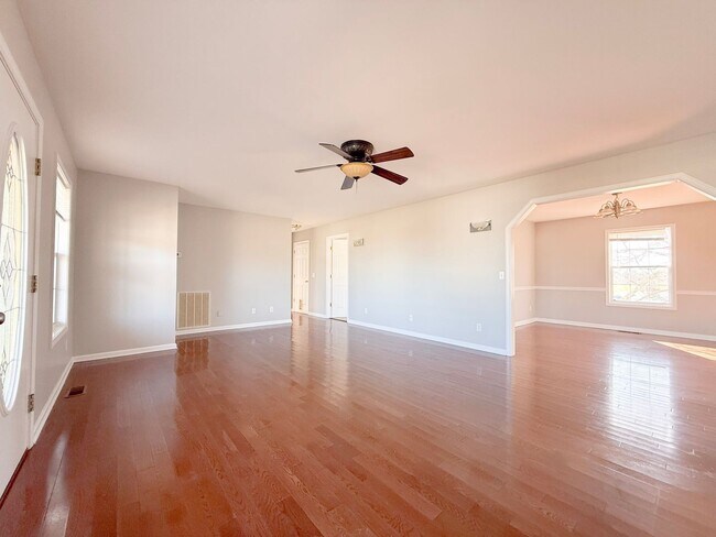 Foto del edificio - Spacious 3-Bedroom Home with Huge Basement, Garage, and Scenic Country Views