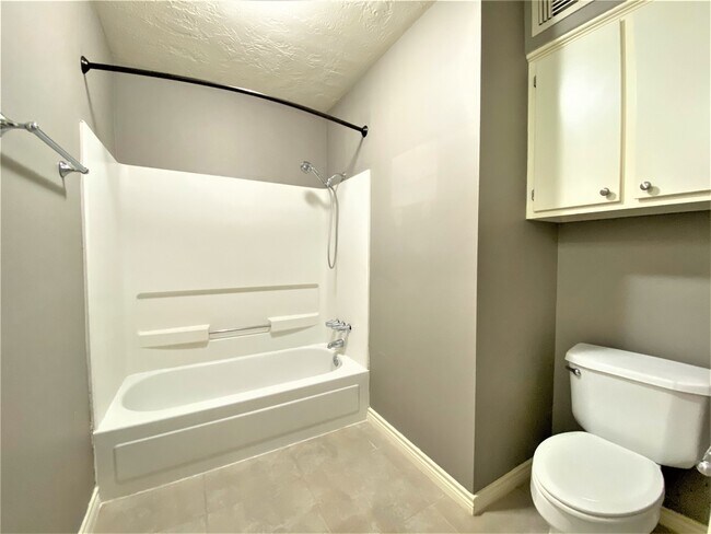 Foto del edificio - 12303 Longfellow Dr