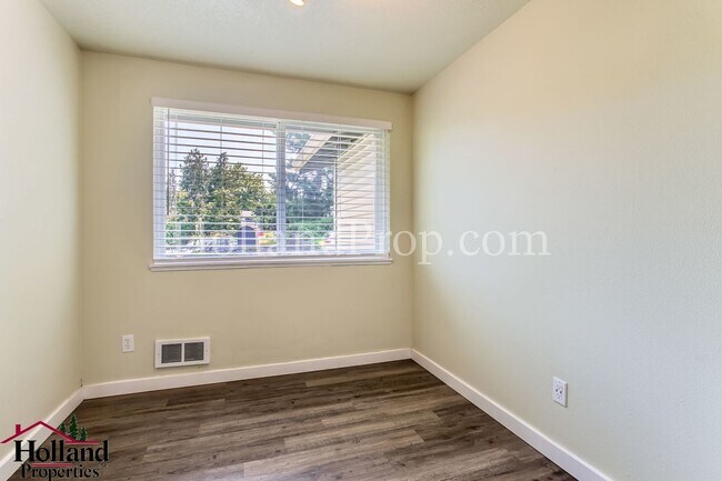 Building Photo - 5535 SW Lombard Ave