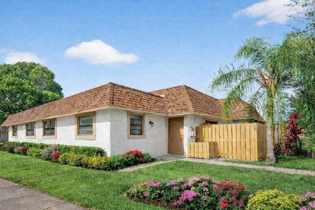Building Photo - Lakeside Villas