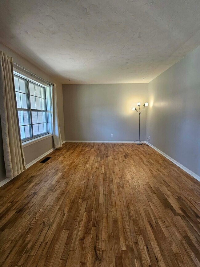 Foto del edificio - 708 W Hartwood Ave
