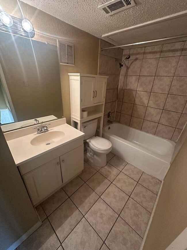 Building Photo - 1BD/1BA Townhouse located on the Germantow...