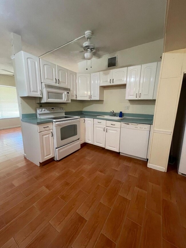 Building Photo - 843 Hibiscus Dr