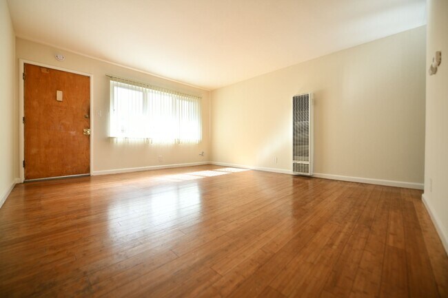 Foto del edificio - 2132 Roosevelt Ave