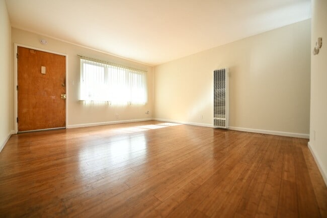 Building Photo - 2132 Roosevelt Ave