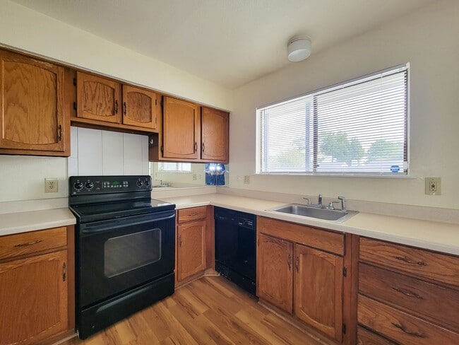 Foto del edificio - This stunning single-story upstairs unit o...