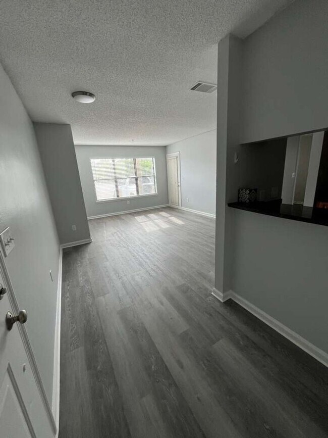 Foto del edificio - Cute 2 bedroom 1 bathroom condo! Freshly painted! New flooring!