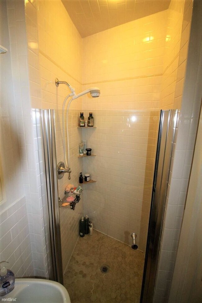 Building Photo - In-Unit Washer and Dryer, Heat, Hot Water Included, Parking for Rent, Eat-in Kitchen