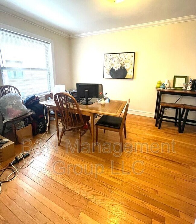 Foto del edificio - 910 W Oakdale Ave