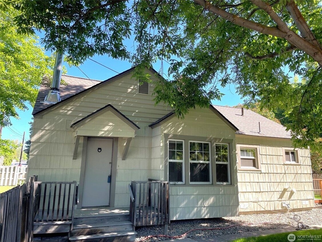 Primary Photo - 302 S Walnut St