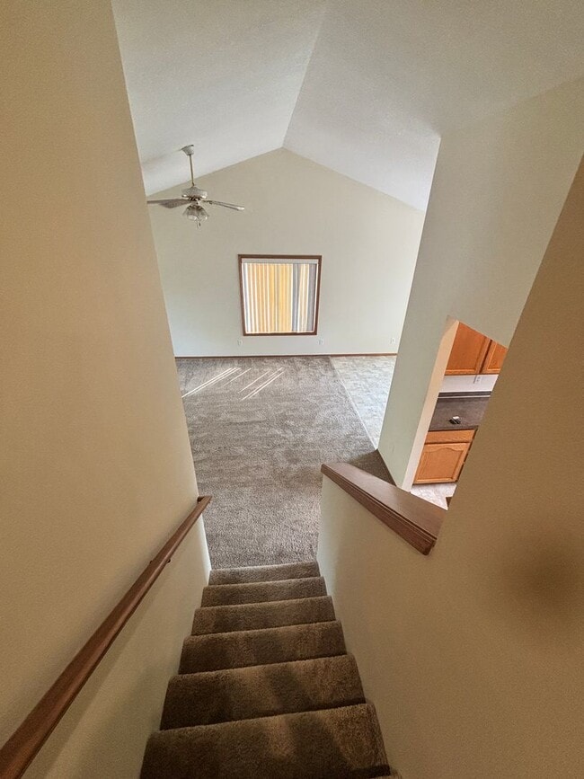 Foto del edificio - Spacious Tri-Level On Corner Lot