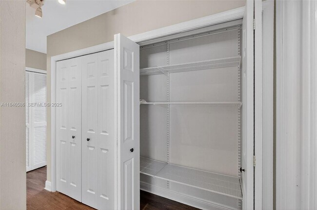 Foto del edificio - 539 Menendez Ave