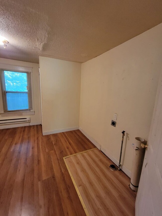 Foto del edificio - 2 bedroom | 1 bathroom | Entire HOME- Freshly painted!