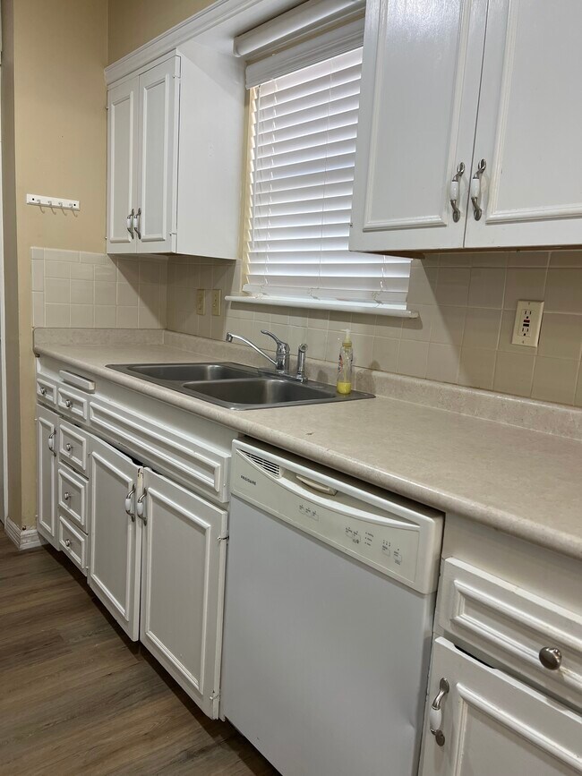 Building Photo - 3615 Teckla Blvd