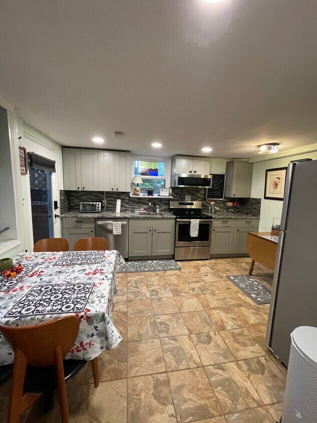 Cocina y comedor - 1060 Seaboard Ave NW