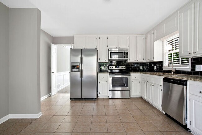 Building Photo - 2100 Glenridge Ct, Marietta