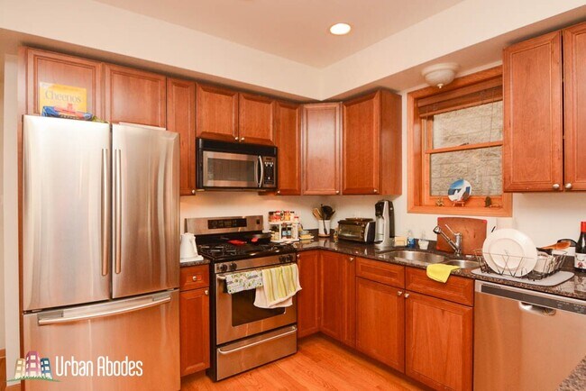 Building Photo - 934 W Leland Ave