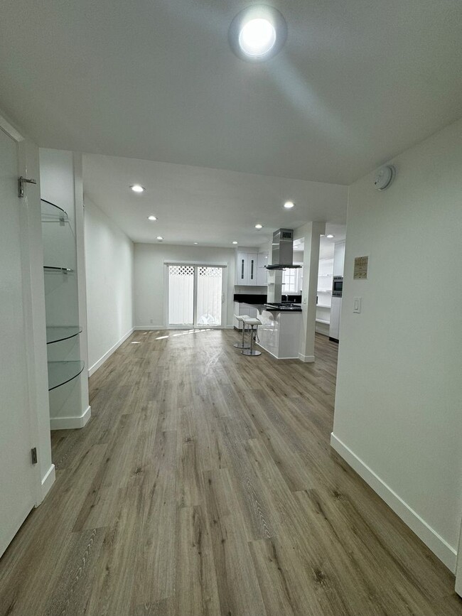 Foto del edificio - Renovated 2 Bedroom Condo for Lease on Rox...