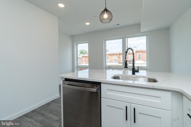 Foto del edificio - 6604 Lansdowne Ave