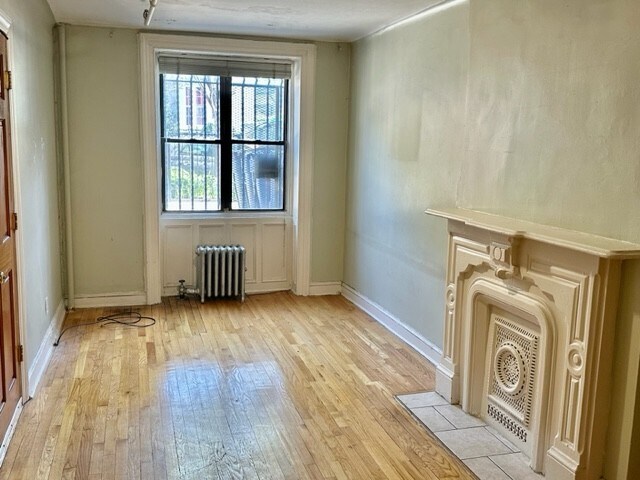 Building Photo - SPACIOUS 2 BEDROOM DUPLEX w/PRIVATE YARD