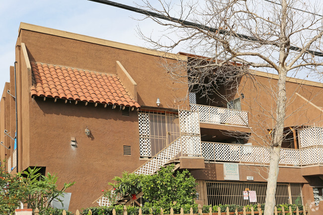 Foto del edificio - Flower Street Apartments