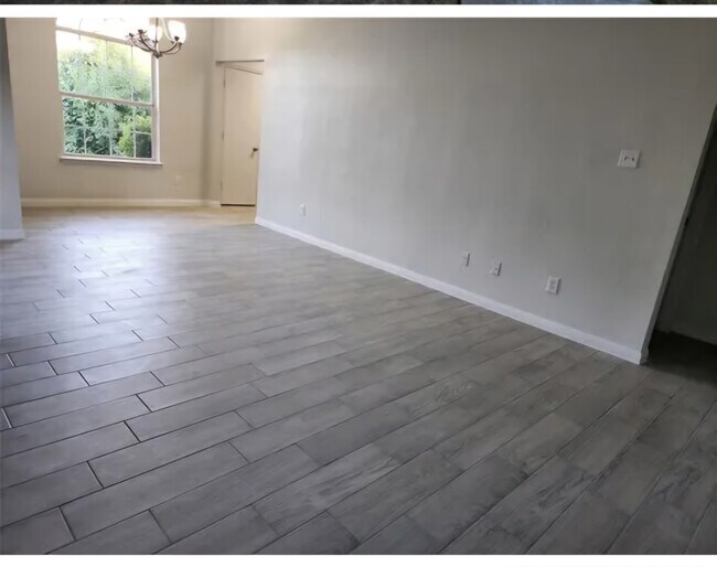 Sala de estar vacía - 505 Monarch Dr